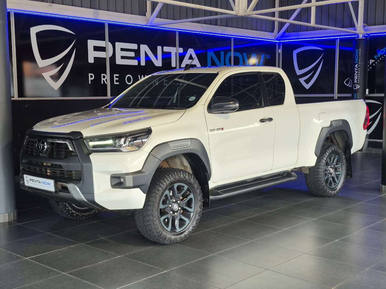 2025 Toyota Hilux, image 1 of 16