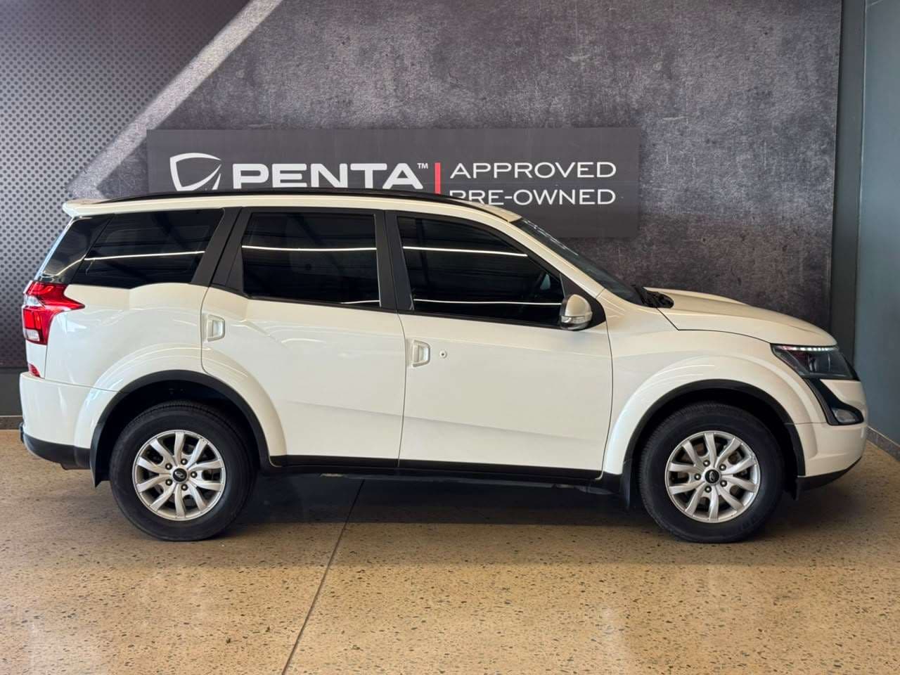 2023 Mahindra Xuv 500, image 2 of 13