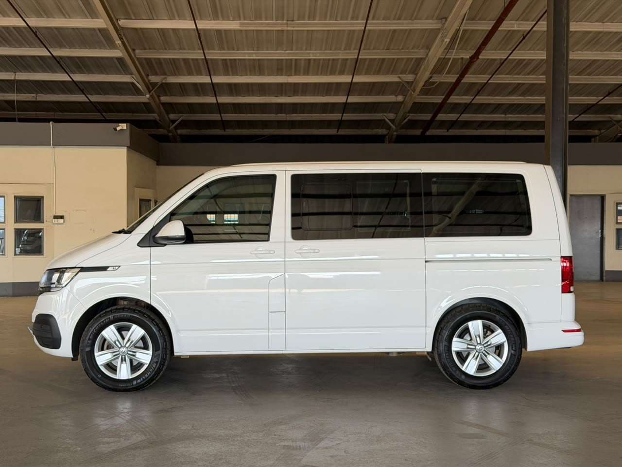 2022 Volkswagen T6.1 Kombi, image 2 of 16