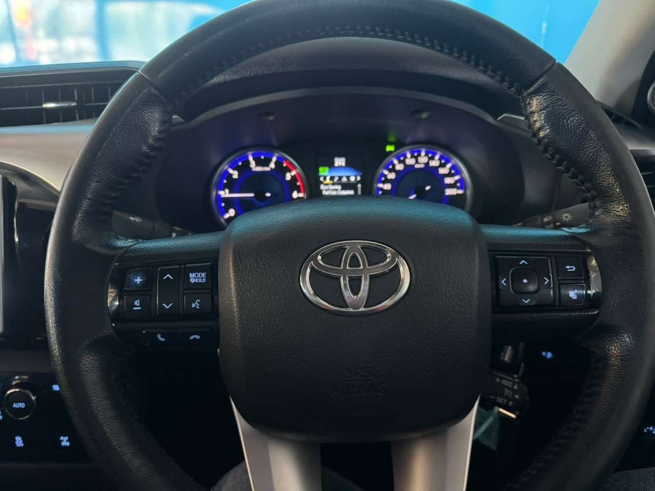 2017 Toyota Hilux, image 8 of 16