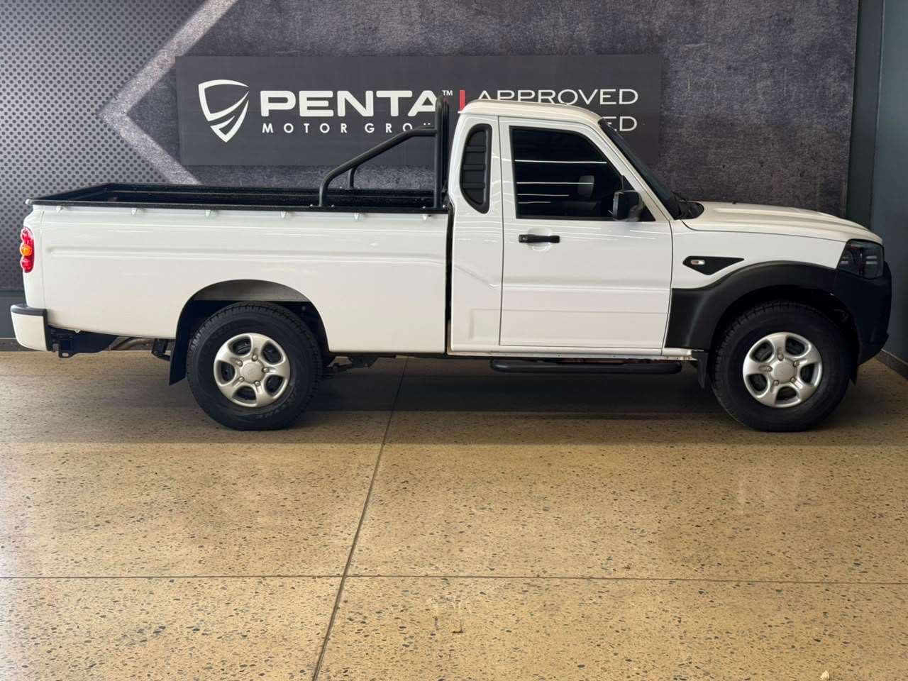 2026 Mahindra Pik Up, image 2 of 16