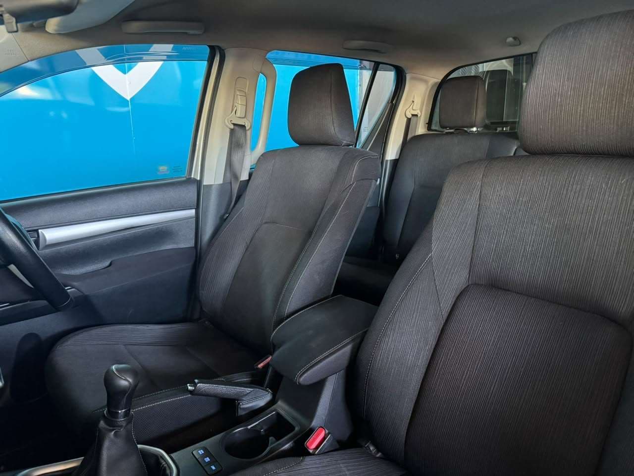 2017 Toyota Hilux, image 11 of 16