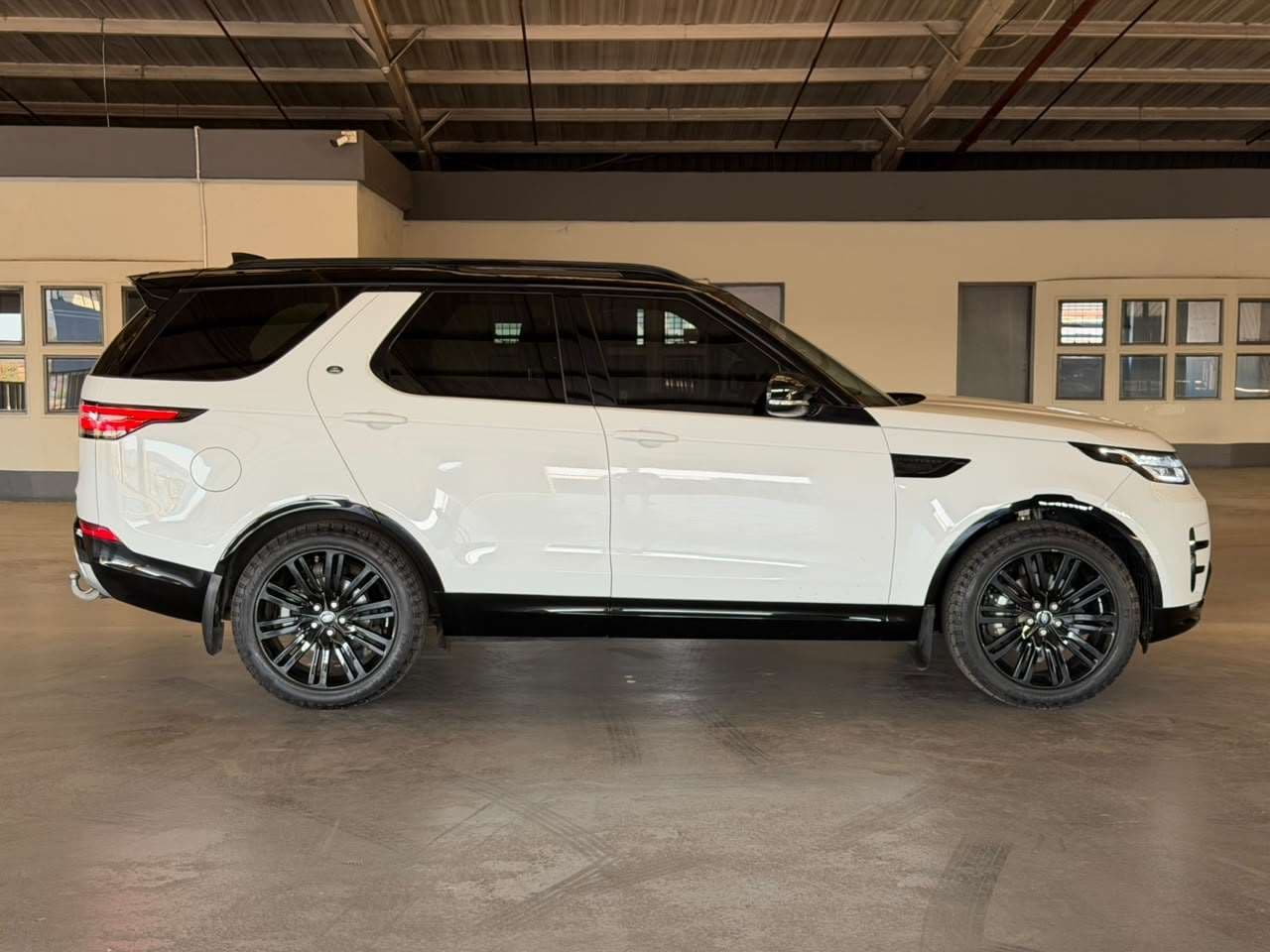 2021 Land Rover Discovery, image 6 of 16
