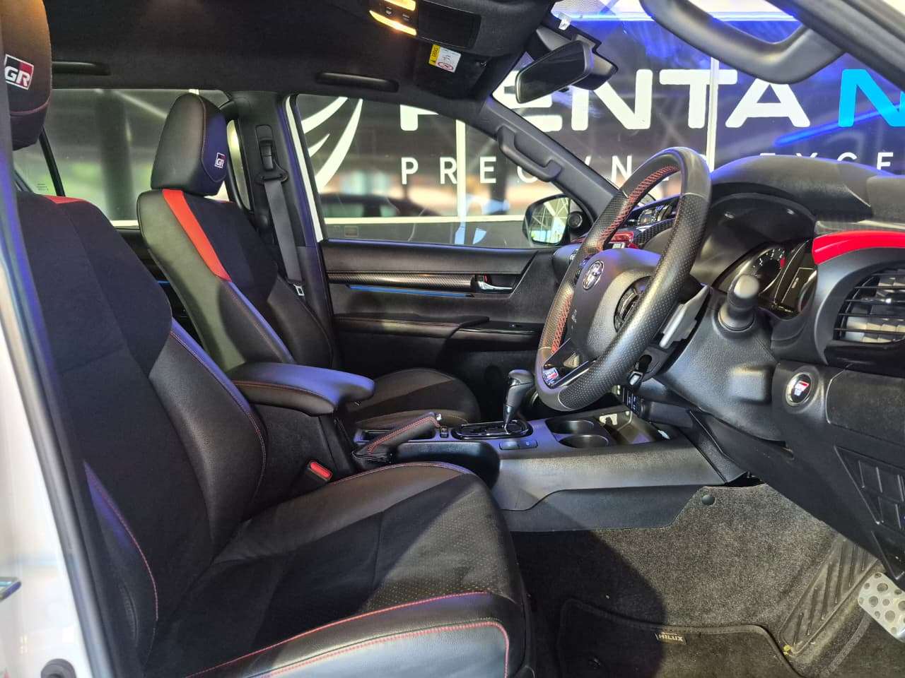 2023 Toyota Hilux, image 13 of 16
