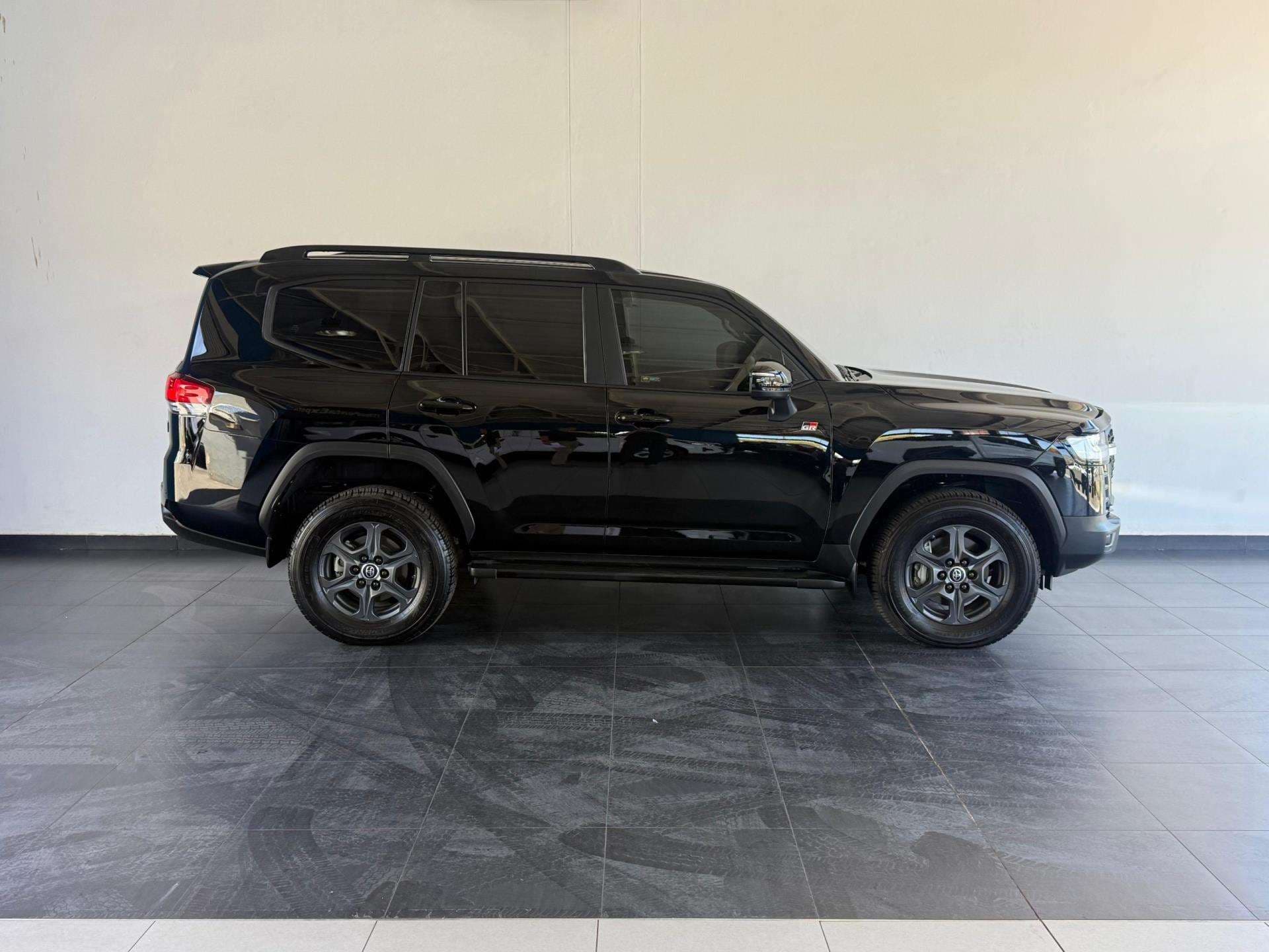 2023 Toyota Landcruiser, image 4 of 16