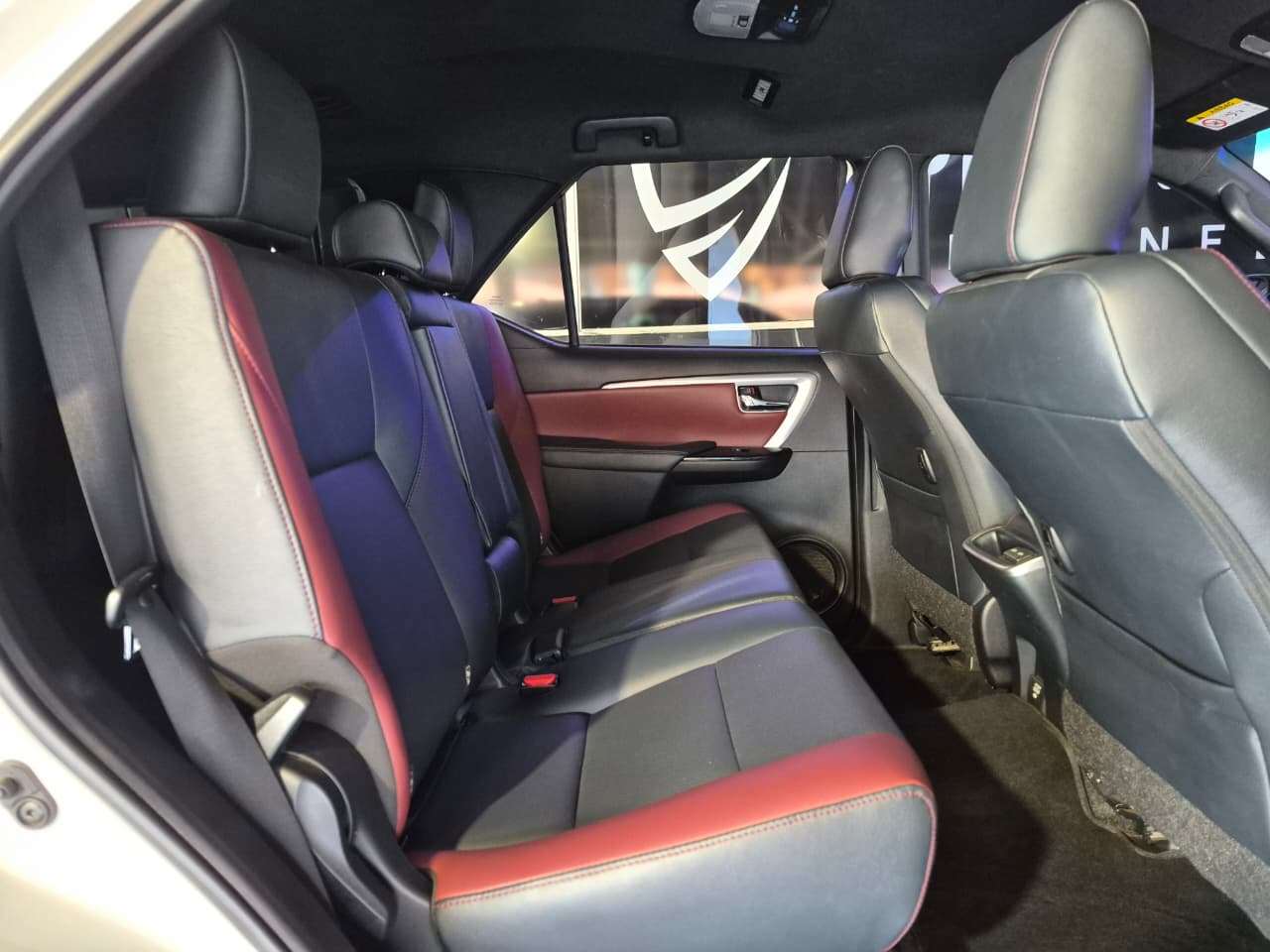 2025 Toyota Fortuner, image 14 of 16