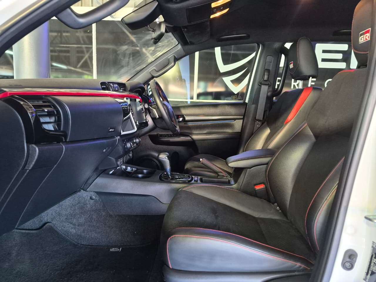 2023 Toyota Hilux, image 11 of 16