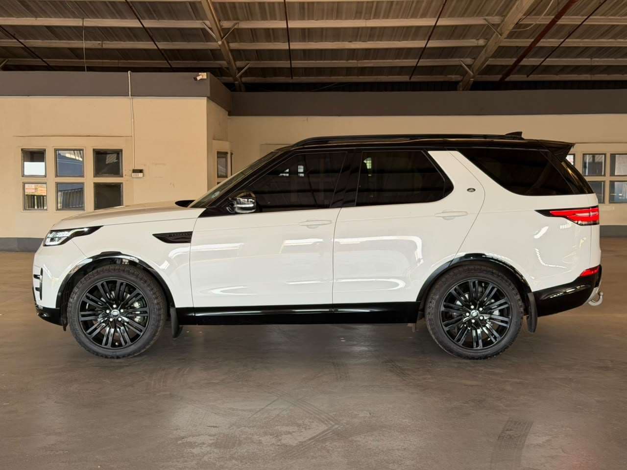 2021 Land Rover Discovery, image 2 of 16