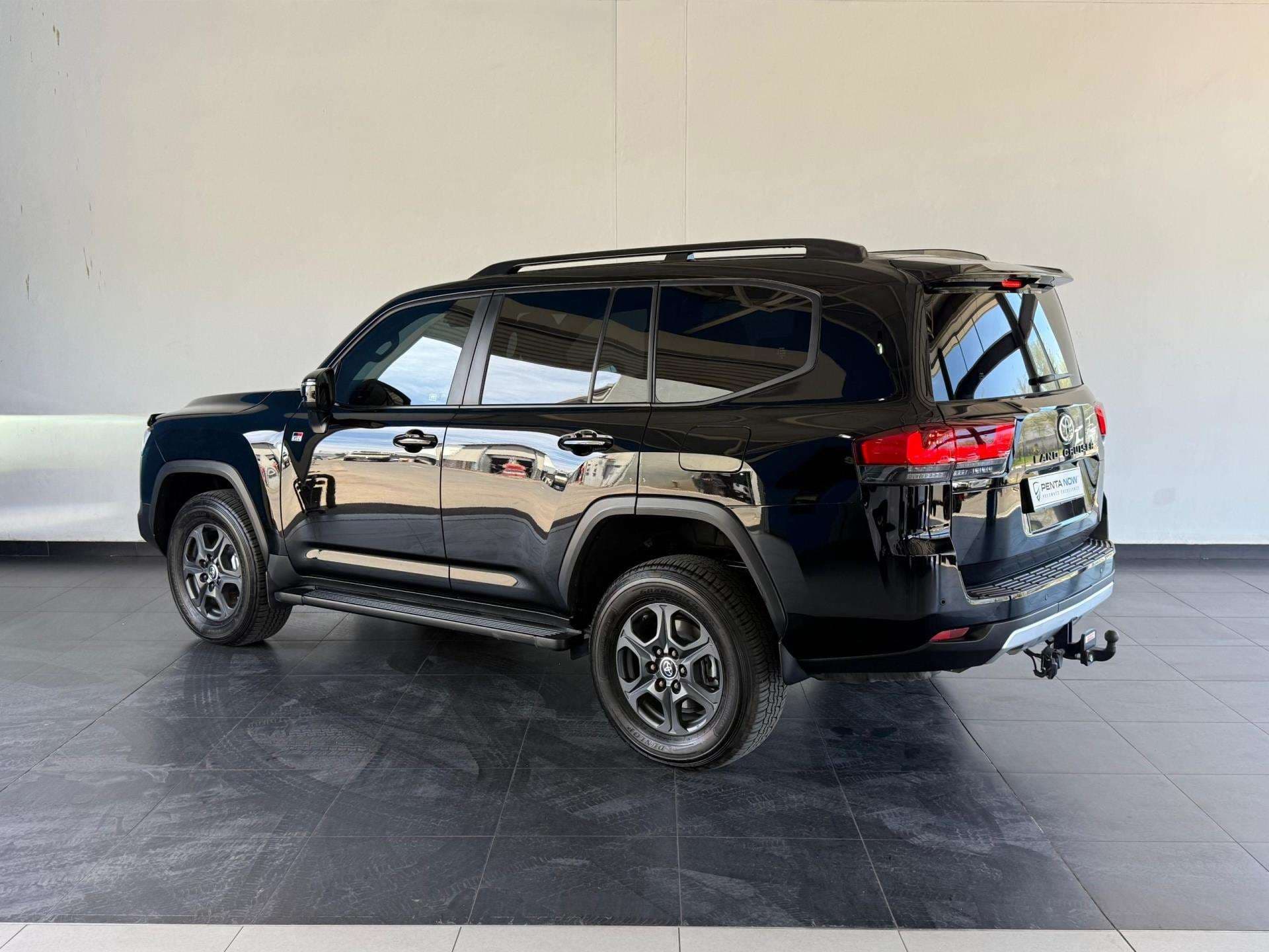 2023 Toyota Landcruiser, image 8 of 16