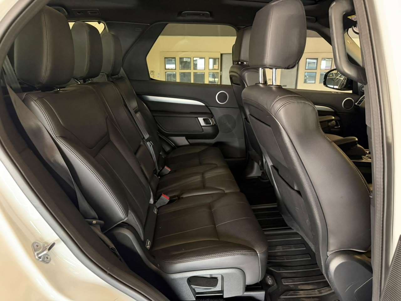2021 Land Rover Discovery, image 10 of 16