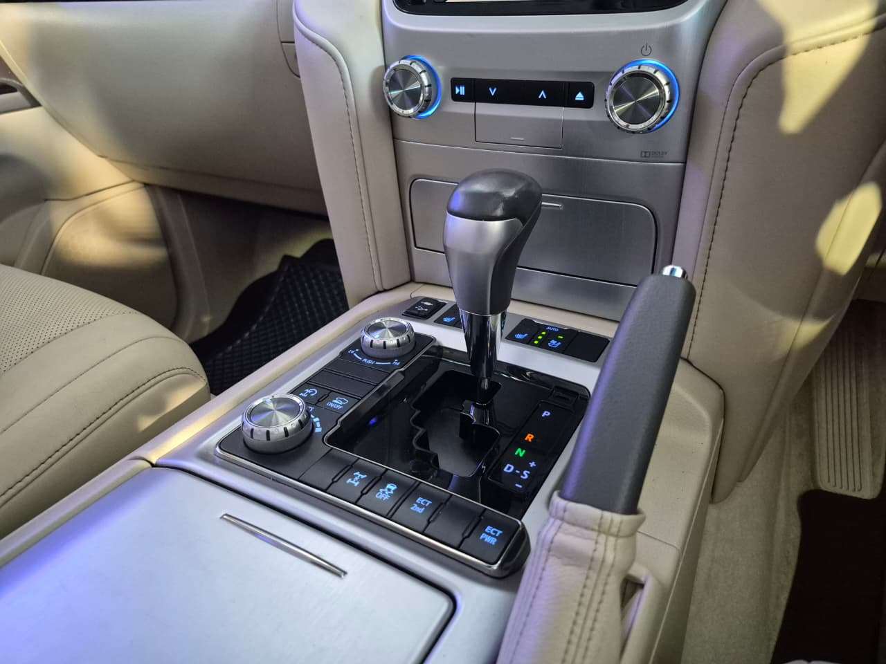 2019 Toyota Lc200, image 9 of 16