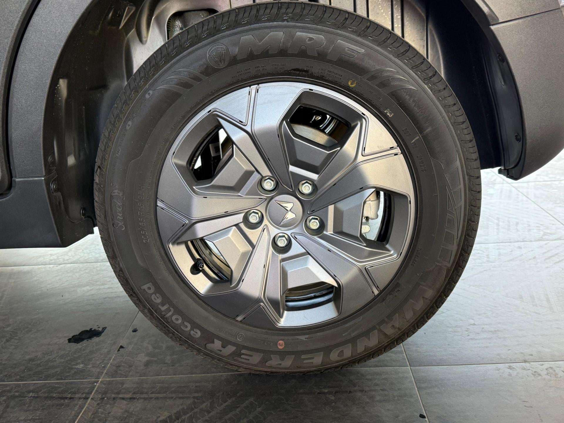 2026 Mahindra Xuv3x0, image 9 of 16