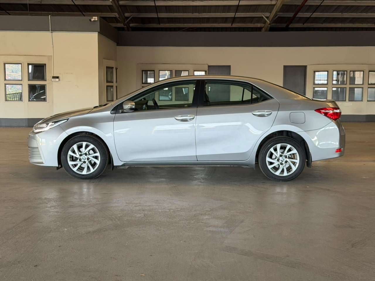 2020 Toyota Corolla Quest, image 2 of 16