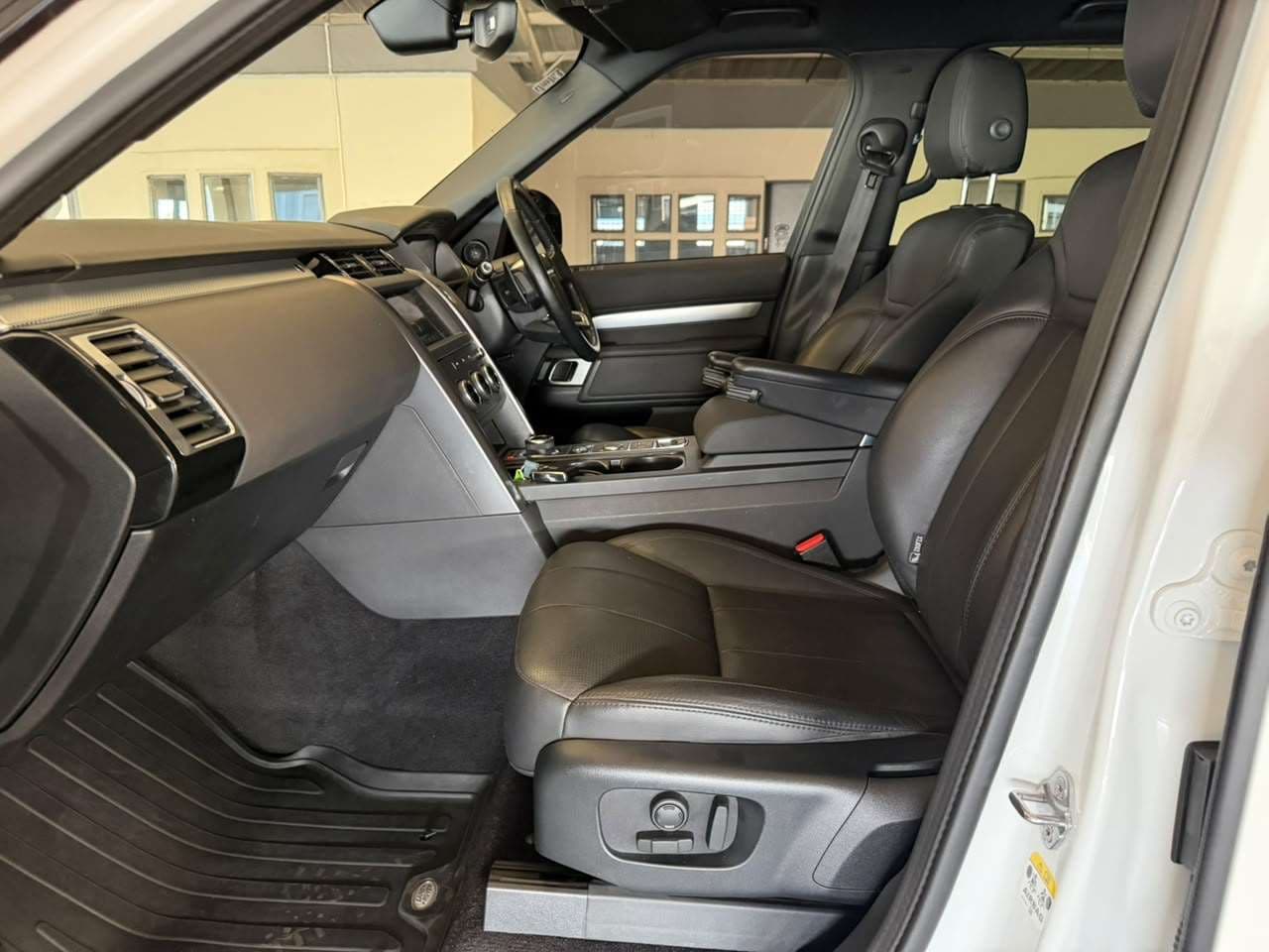 2021 Land Rover Discovery, image 12 of 16