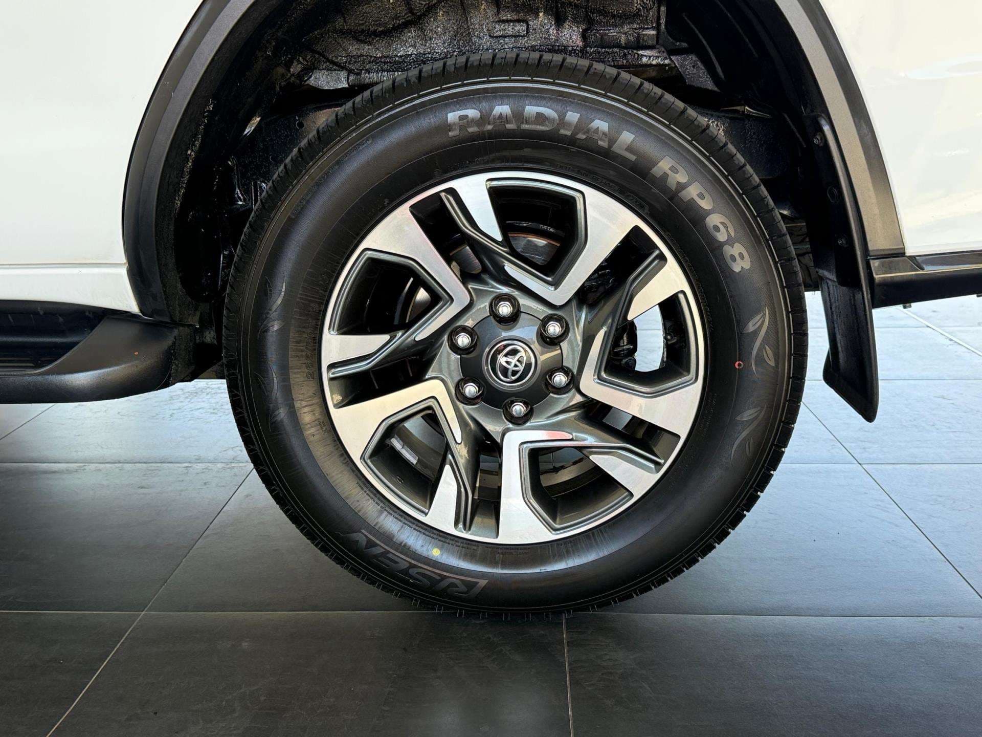 2023 Toyota Fortuner, image 9 of 16