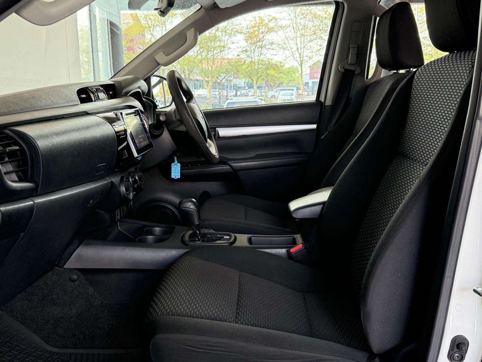 2019 Toyota Hilux, image 15 of 16