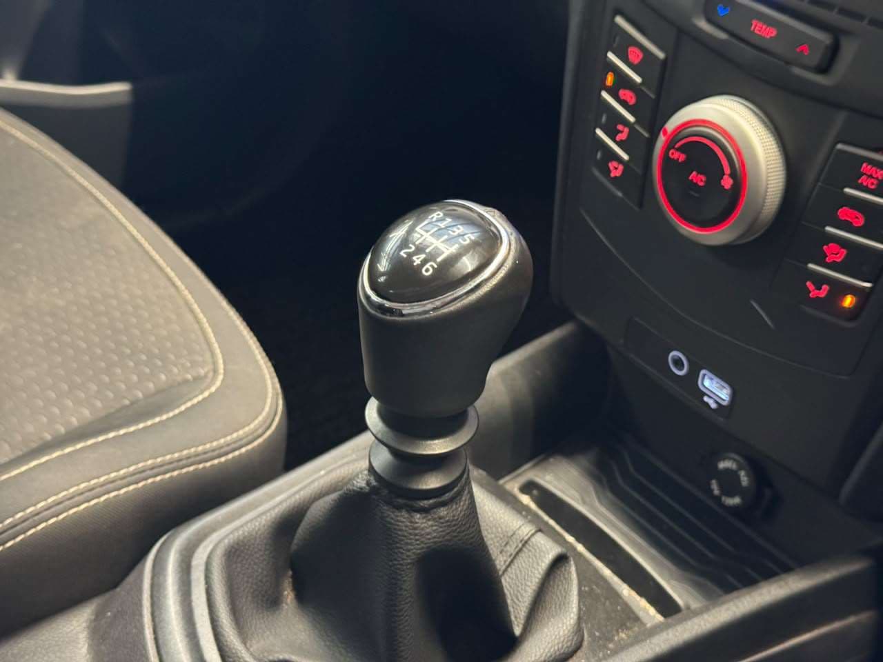 2024 Mahindra Xuv300, image 13 of 15