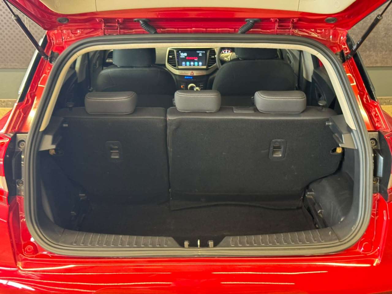 2024 Mahindra Xuv300, image 9 of 15
