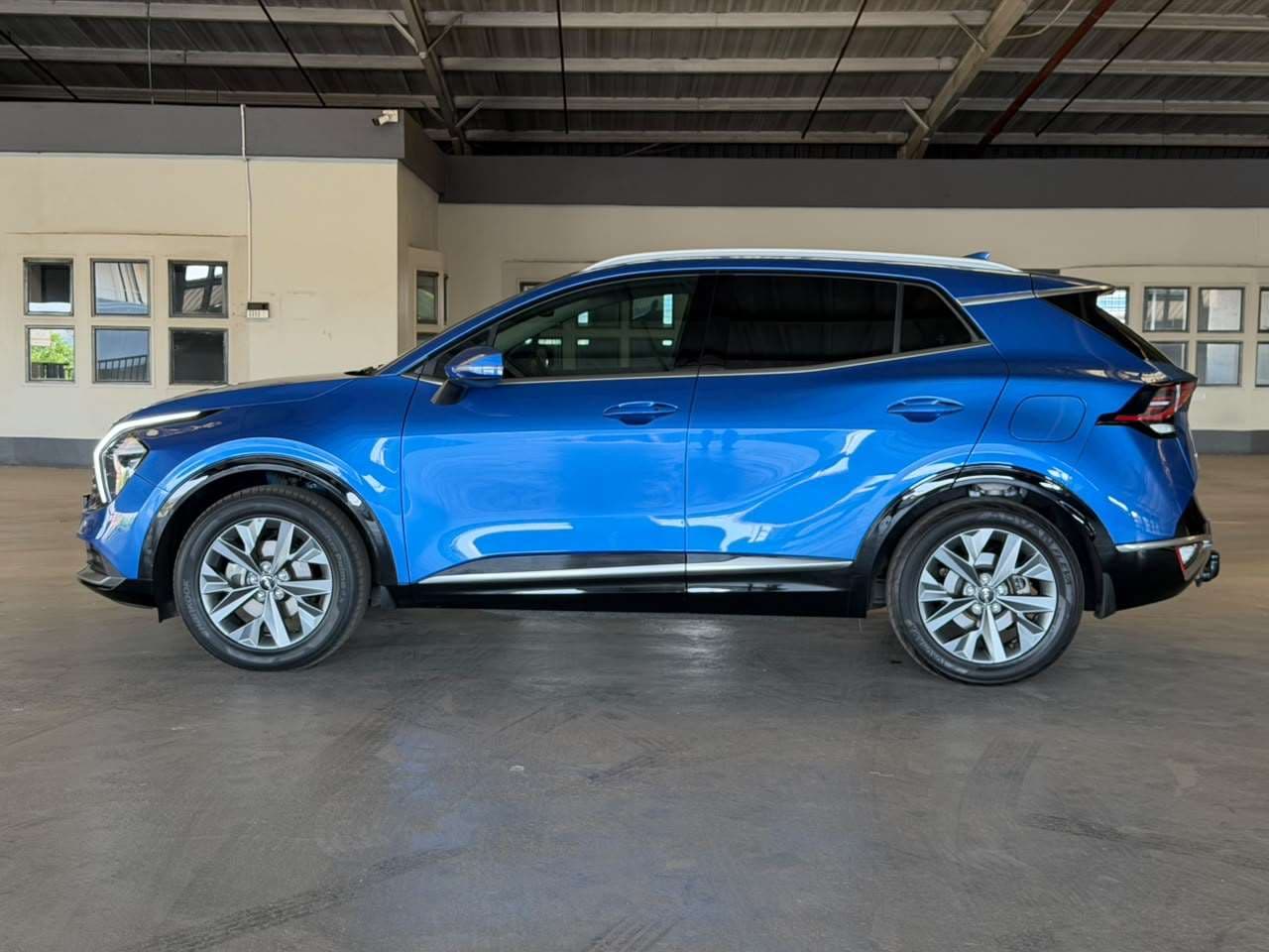 2023 Kia Sportage, image 2 of 16