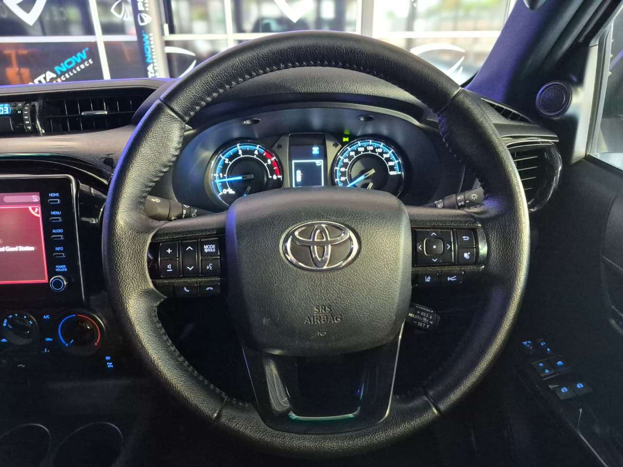 2025 Toyota Hilux, image 8 of 16