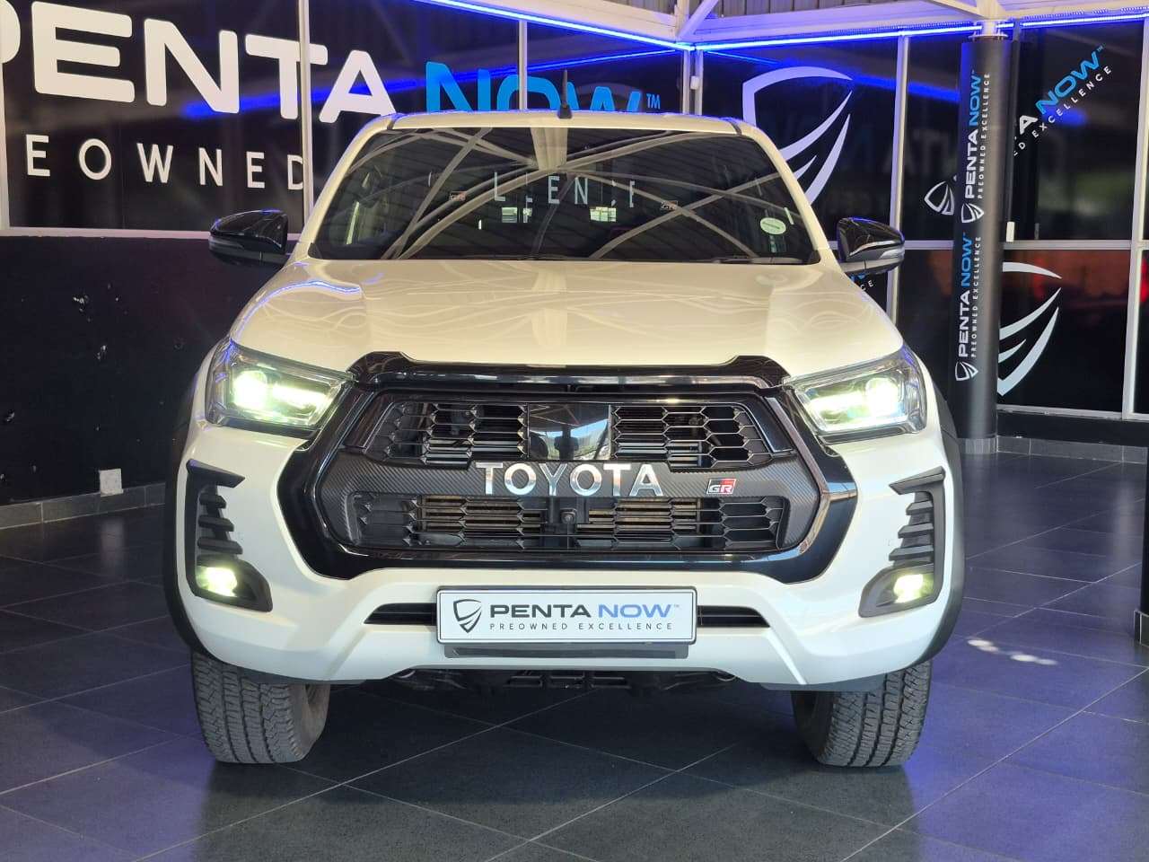 2023 Toyota Hilux, image 2 of 16