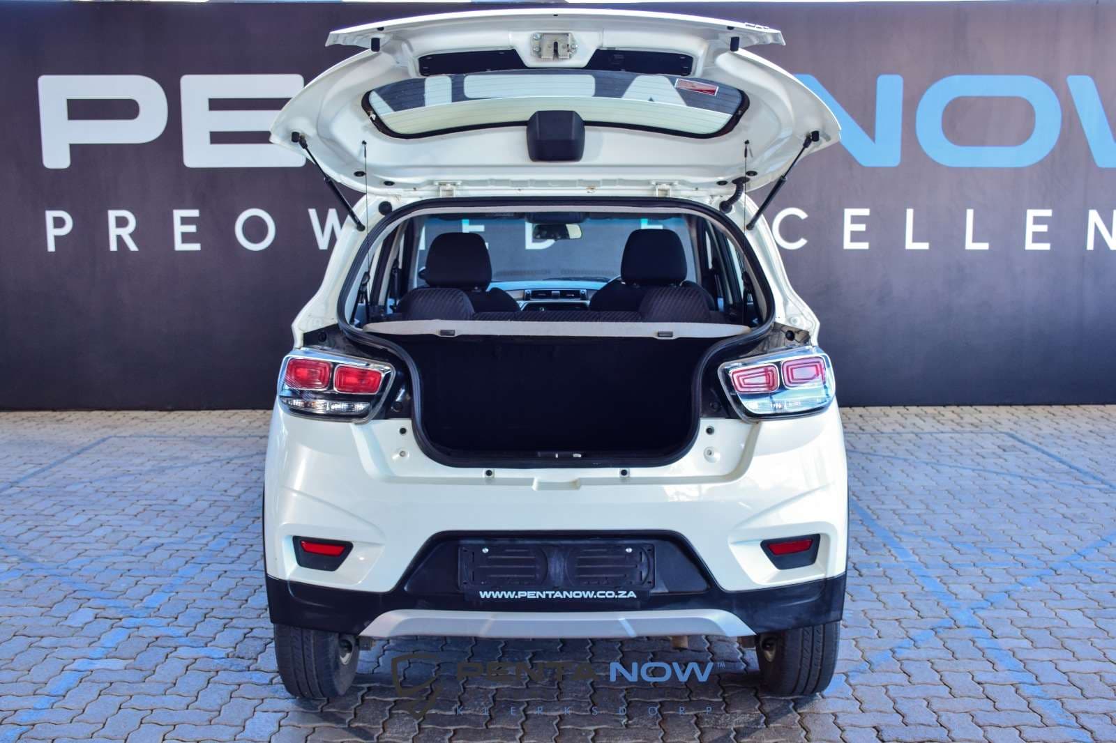 Mahindra Kuv 100, image 8 of 16