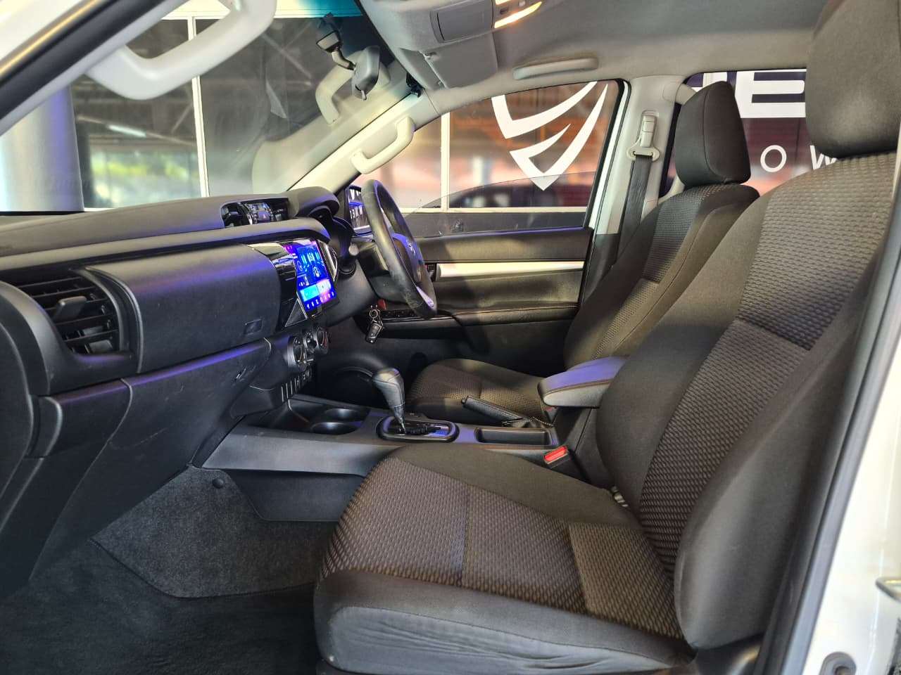 2018 Toyota Hilux, image 11 of 16