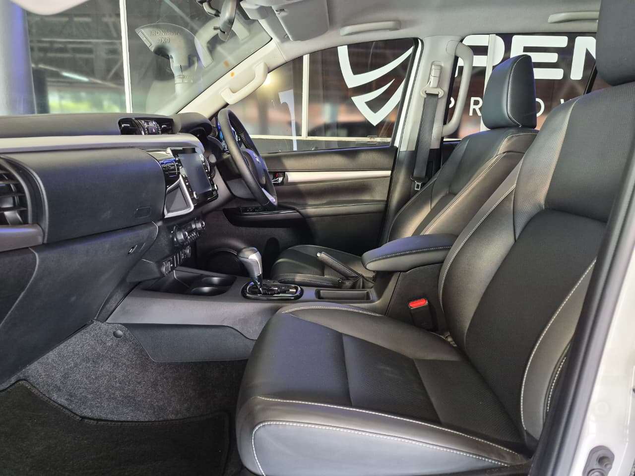 2025 Toyota Hilux, image 11 of 16