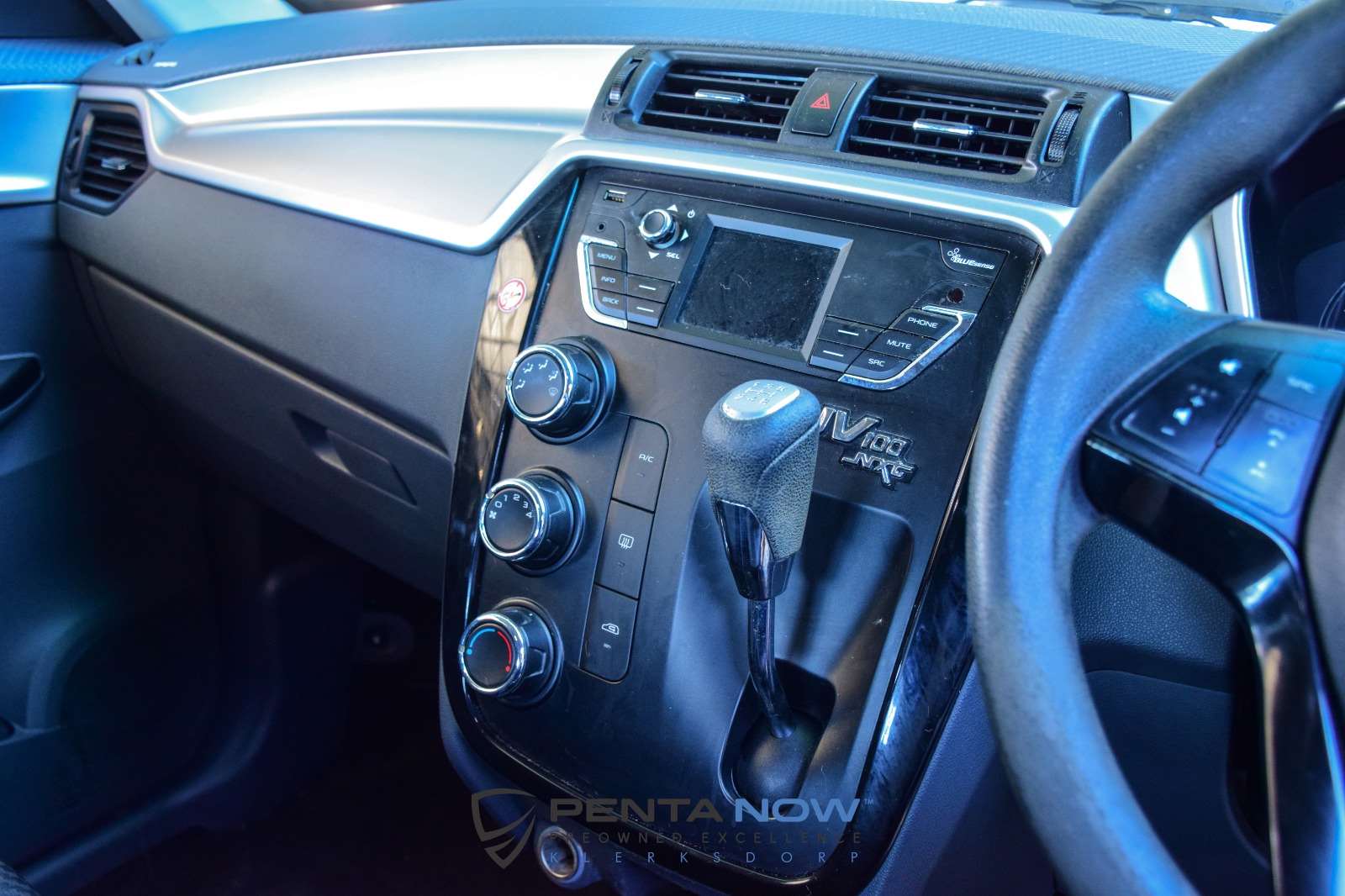 Mahindra Kuv 100, image 12 of 16
