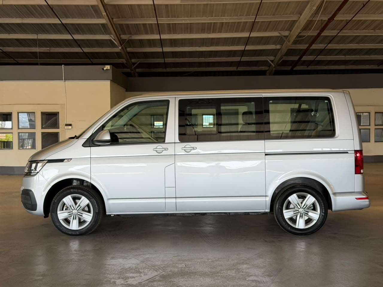 2022 Volkswagen T6.1 Kombi, image 2 of 16