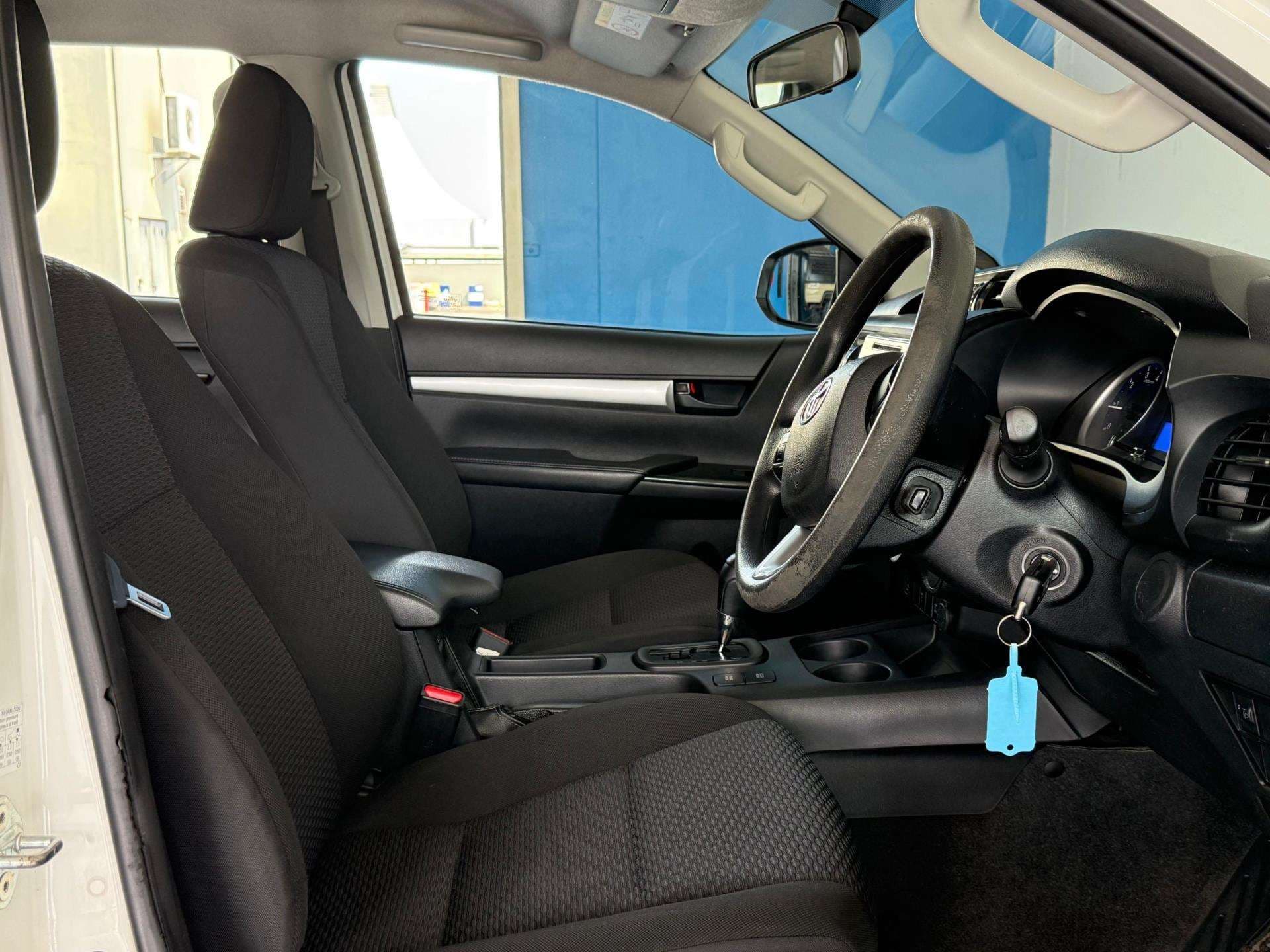 2019 Toyota Hilux, image 13 of 16