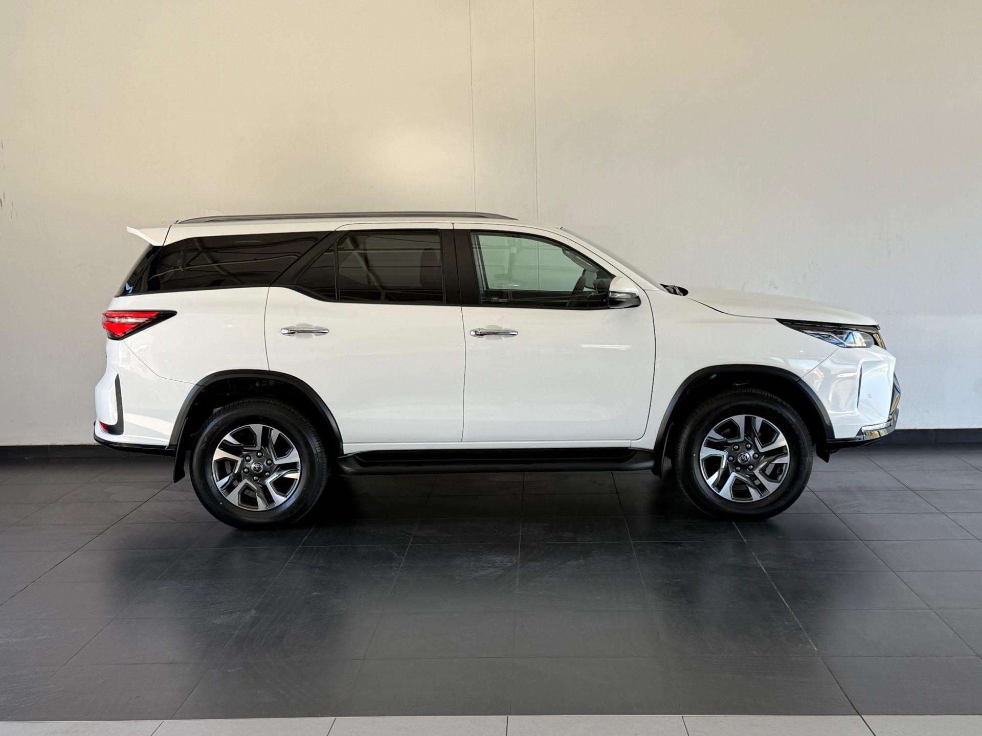 2023 Toyota Fortuner, image 4 of 16