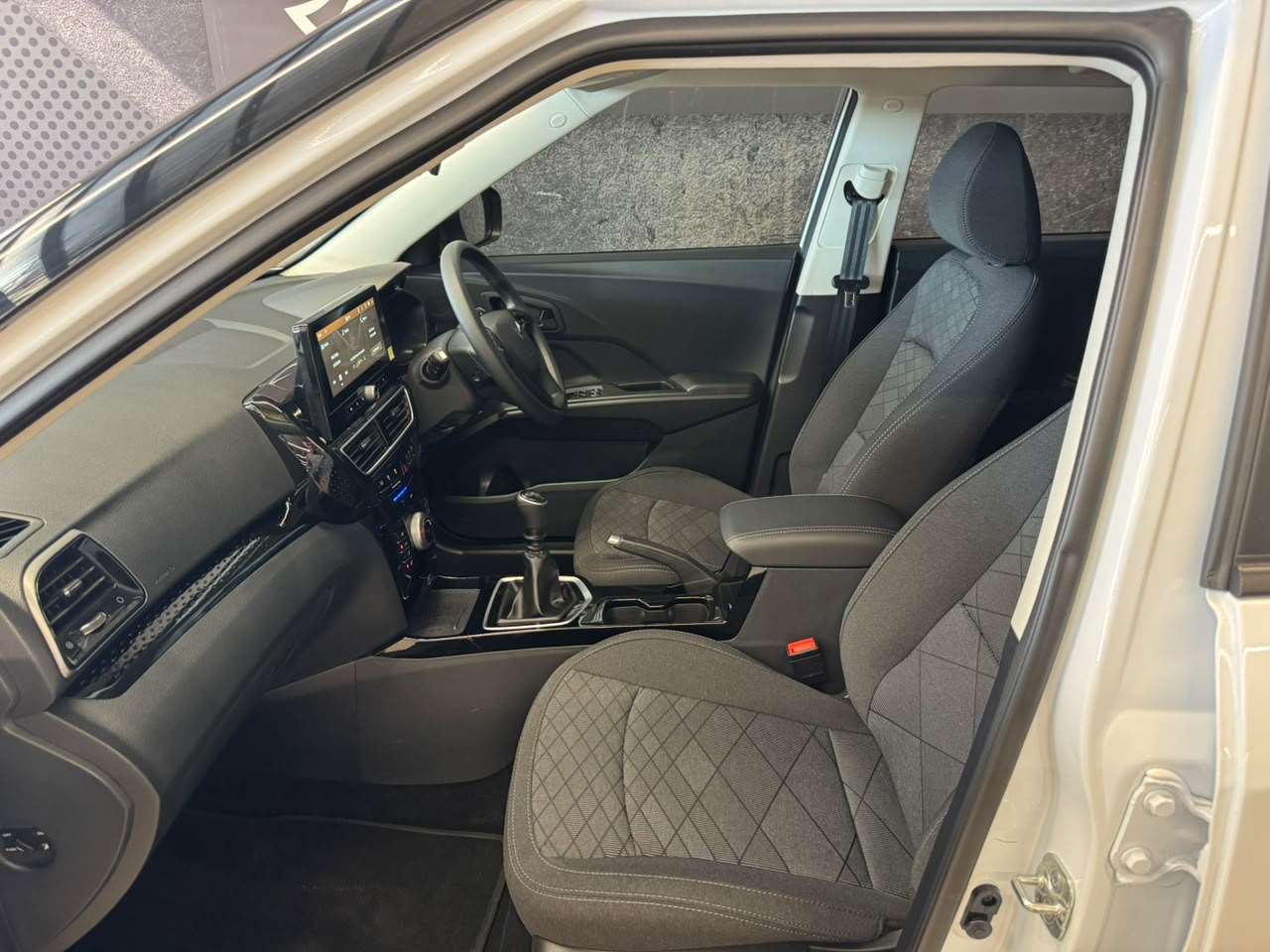 2026 Mahindra Xuv3x0, image 12 of 16