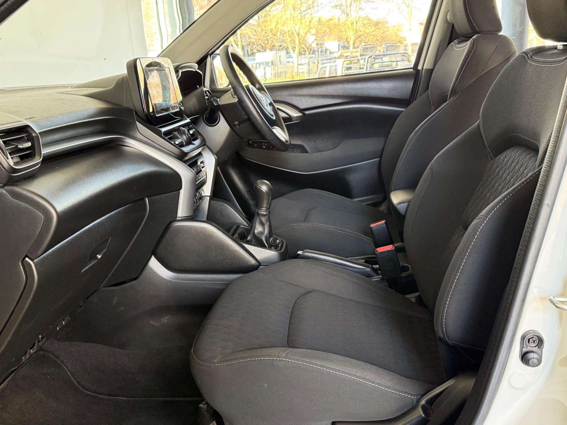 2025 Toyota Urban Cruiser, image 15 of 16