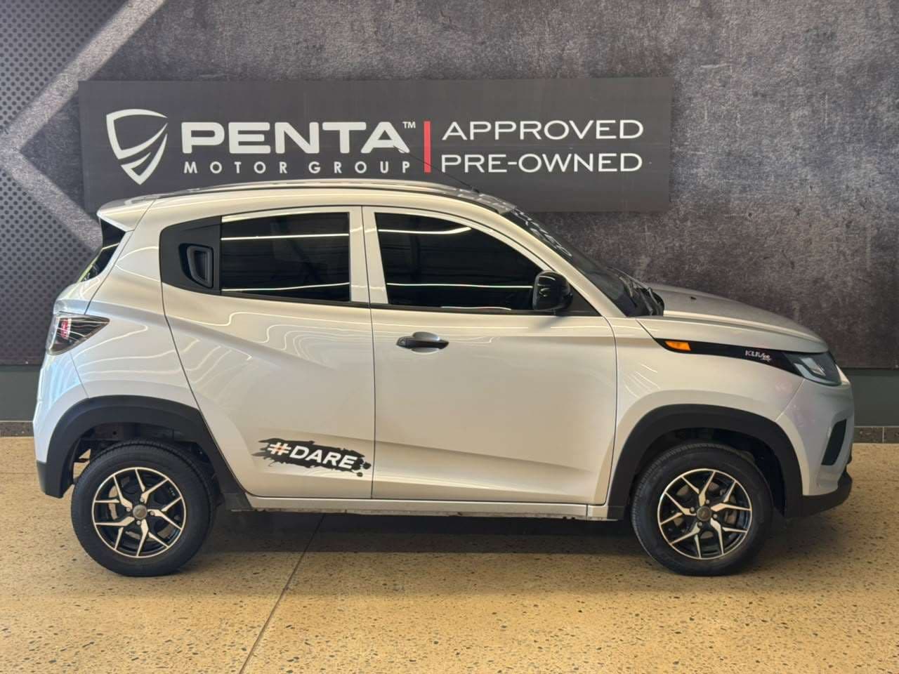 2022 Mahindra Kuv 100, image 2 of 11