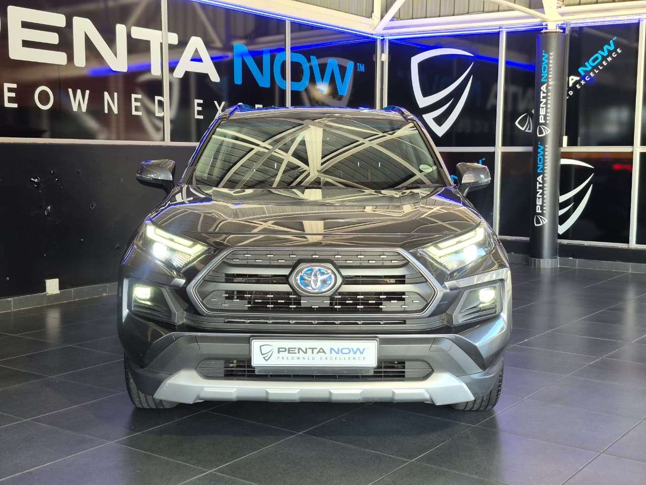 2023 Toyota Rav 4, image 2 of 16