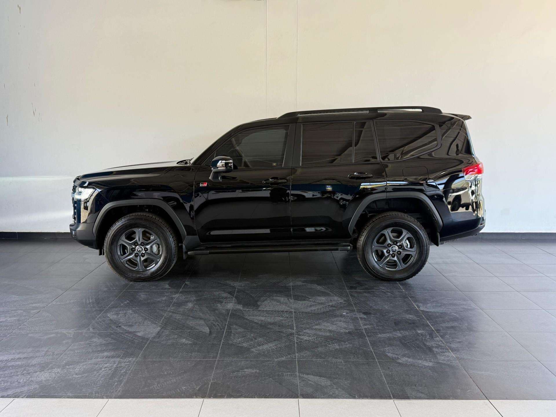 2023 Toyota Landcruiser, image 5 of 16