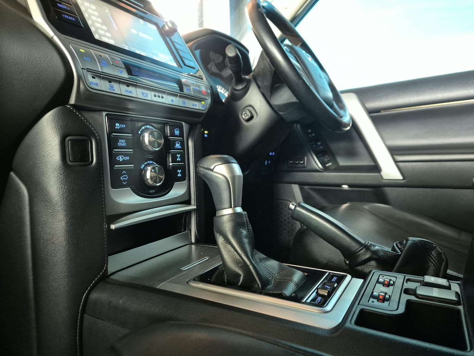 2018 Toyota Prado, image 8 of 16