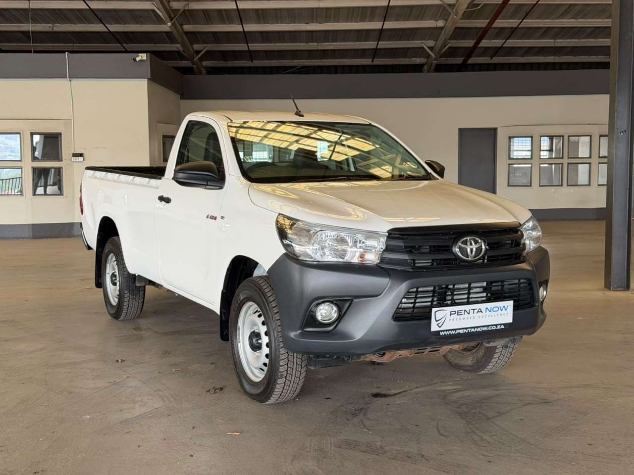 2023 Toyota Hilux, image 1 of 16