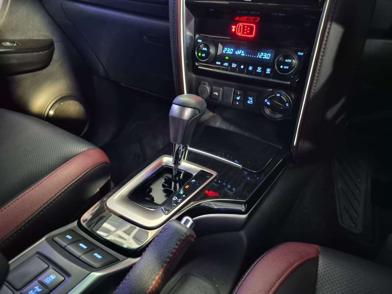 2025 Toyota Fortuner, image 9 of 16